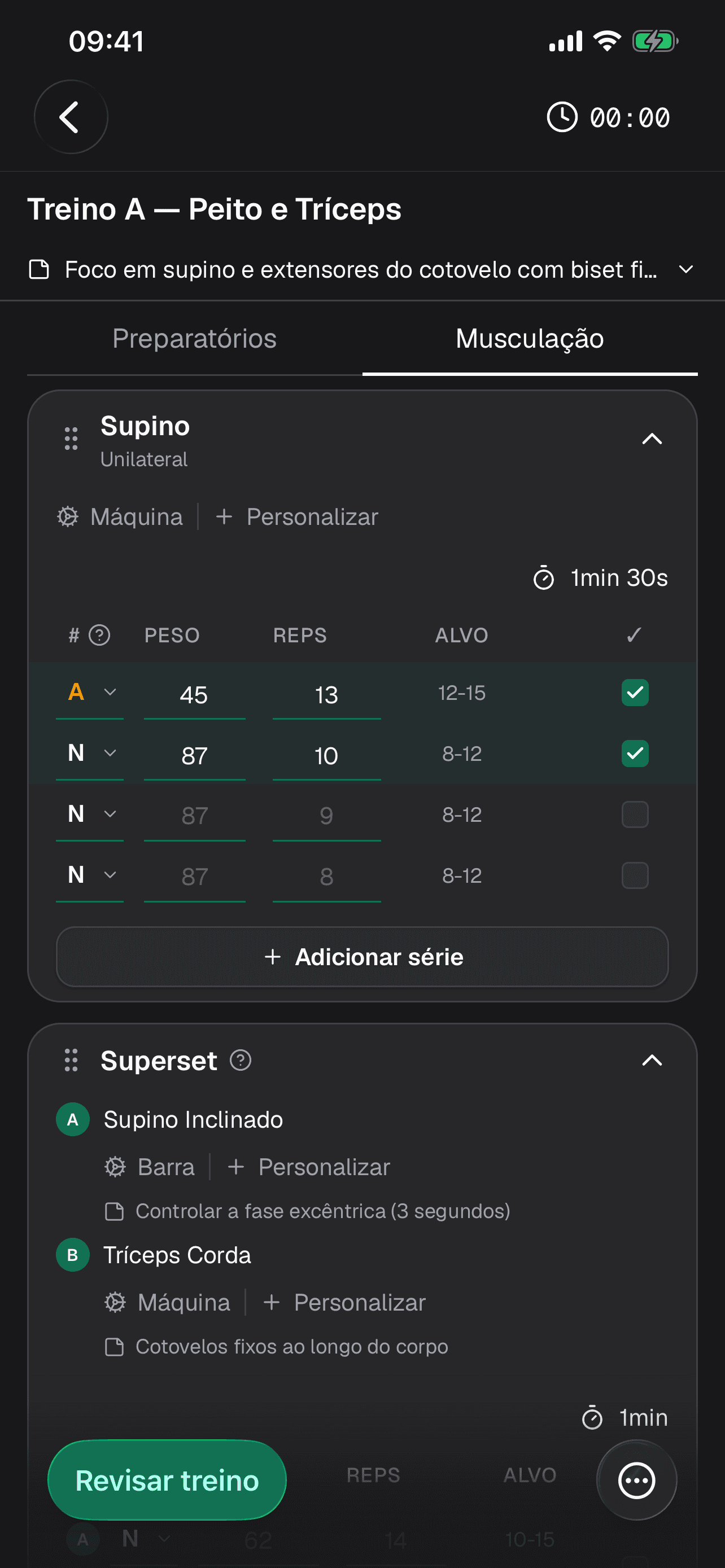 Tela de execução de treino no app, com as séries de supino, os campos de peso e repetições, o alvo de cada série e o tempo de descanso.